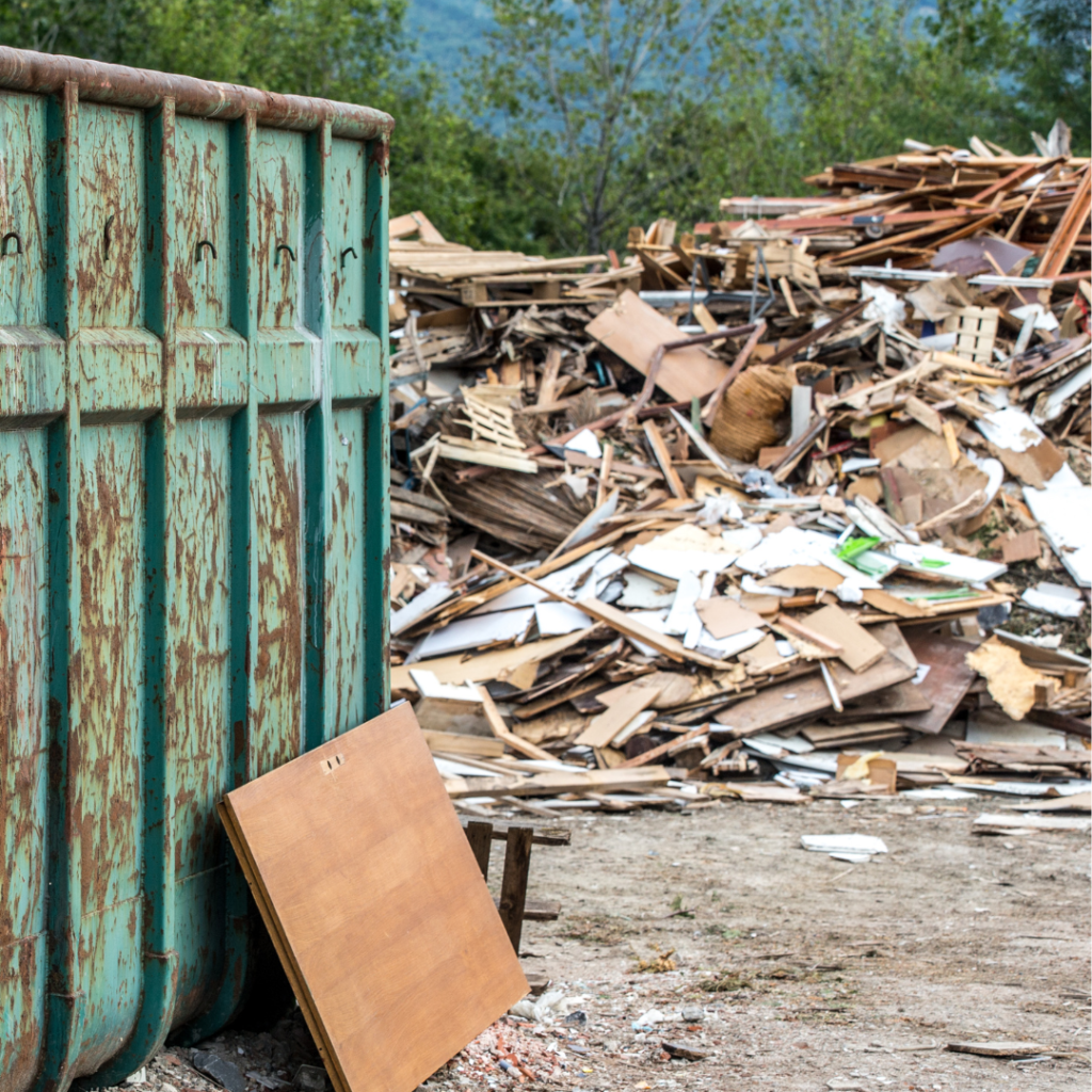 Benne d’atelier contenant bois et emballages