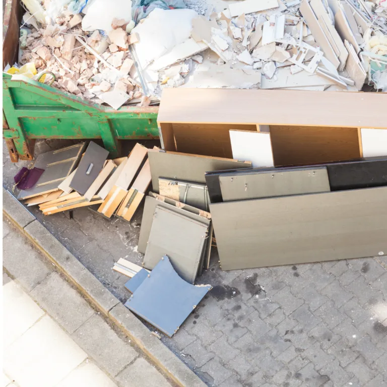 Benne DIB remplie de cartons et de mobilier de bureau