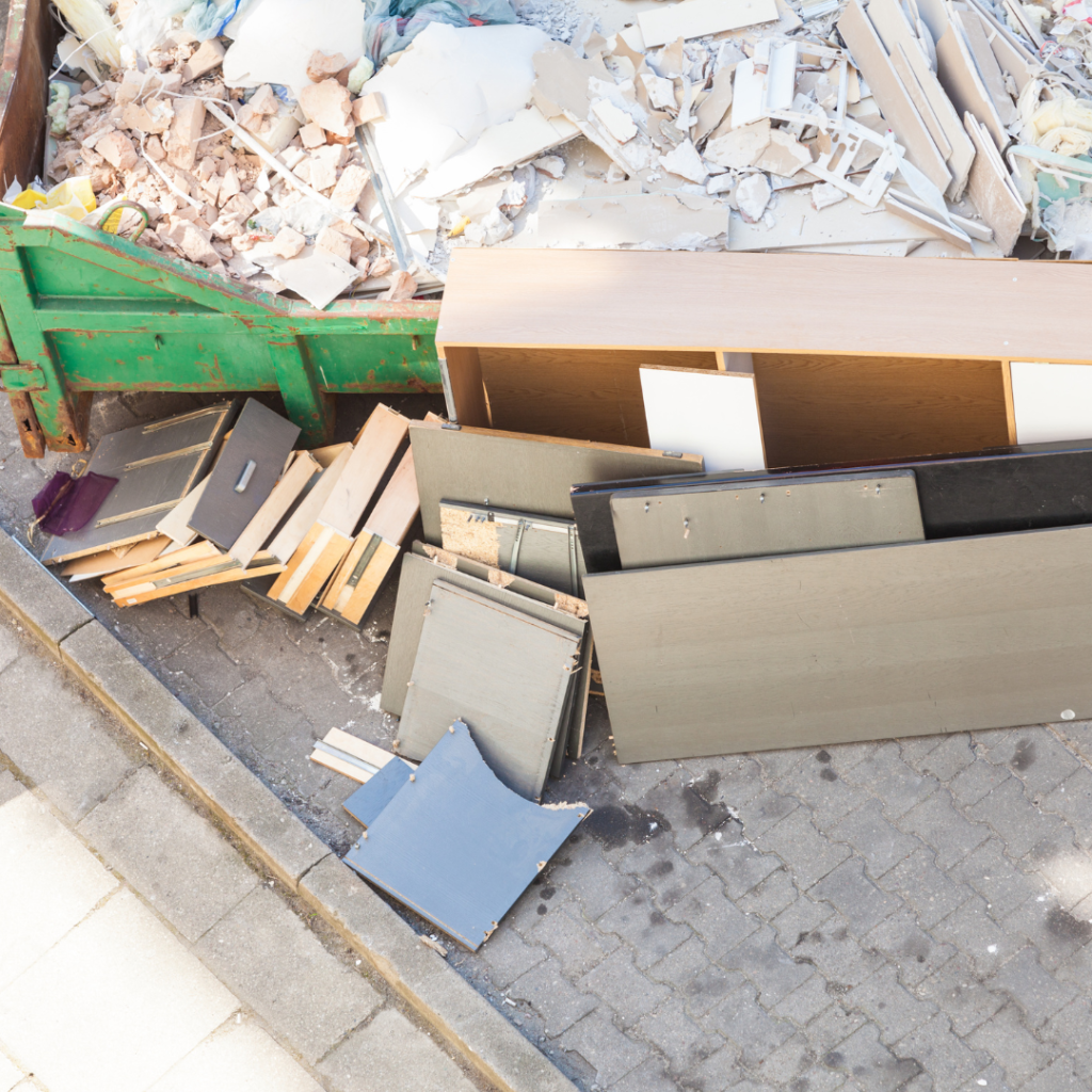 Benne contenant du mobilier de bureau et des cartons