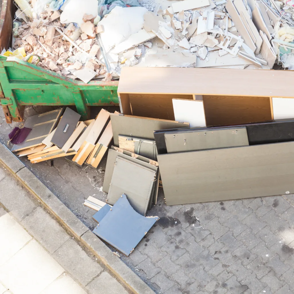 Benne contenant du mobilier de bureau et des cartons