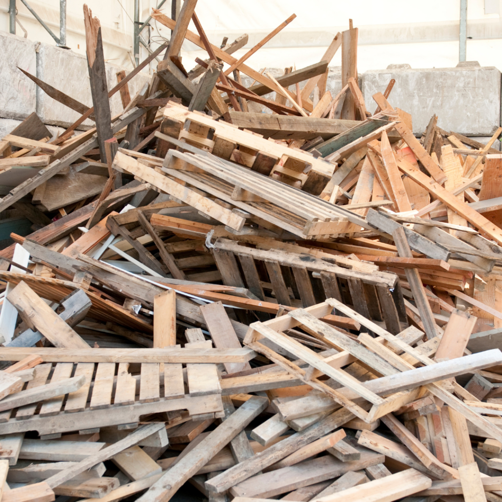 Bois de construction et palettes en vrac