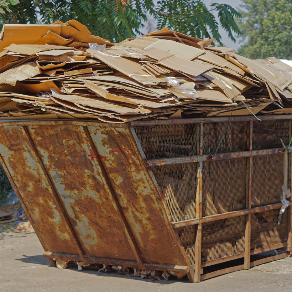 Benne remplie de cartons d’emballage