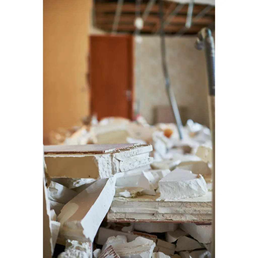 Intérieur de bâtiment ancien en cours de dépose
