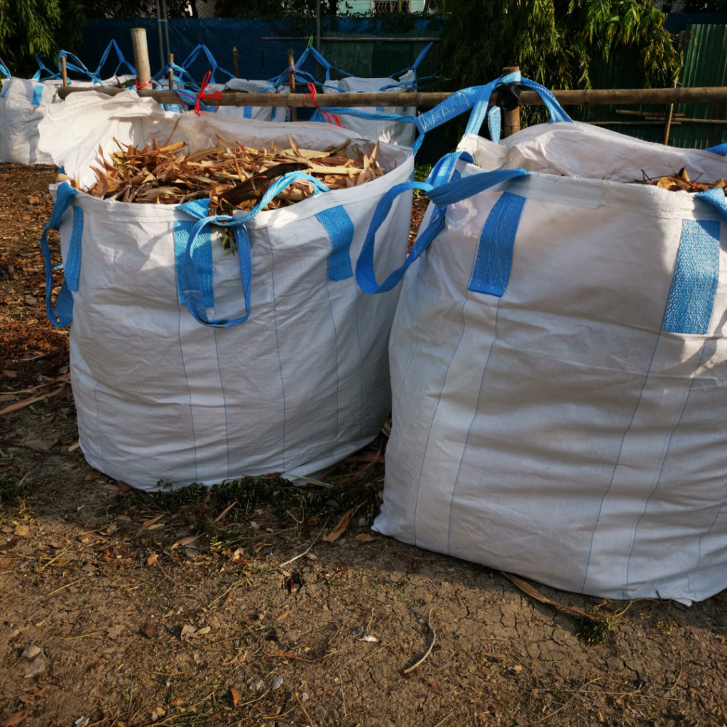 Big-bags et bois d’emballage prêts à être évacués